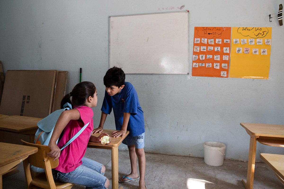Μητρική γλώσσα και εκπαίδευση προσφύγων: 3 εκπαιδευτικοί μιλούν για το κενό της ελληνικής πολιτείας