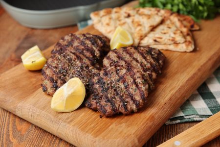 Τσικνοπέμπτη special: Αφράτα μπιφτέκια μοσχαρίσια σαν ταβέρνας στο σχαροτήγανο