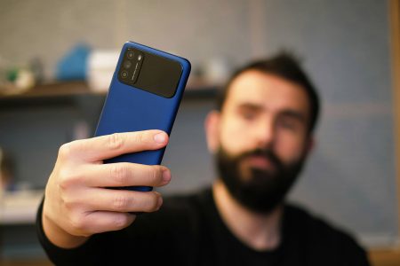 Τι προκαλεί η υπερβολική χρήση οθόνης στον εγκέφαλό σου;