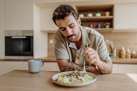 Τι θα συμβεί στο σώμα σου αν τρως μόνο ένα γεύμα την ημέρα;