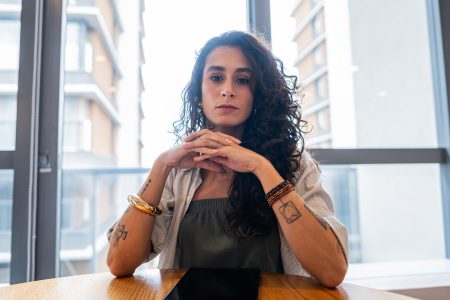 Μάθε τι είναι το Gen Z stare που μπορεί να σε αποτελειώσει