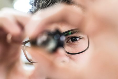 Γιατί τα γυαλιά σου είναι πάντα στραβά