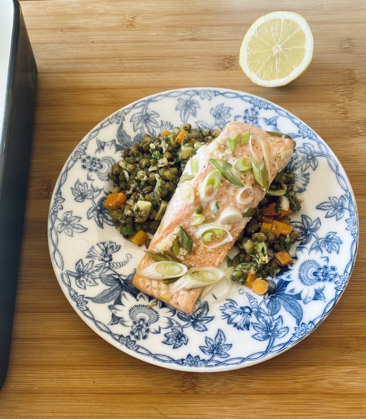 φιλέτο σολομού και ροβίτσα σαλάτα