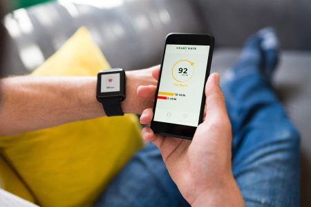 Παλμοί, πίεση και καρδιογράφημα: Πόσο αξιόπιστo είναι ένα smartwatch, σύμφωνα με καρδιολόγο
