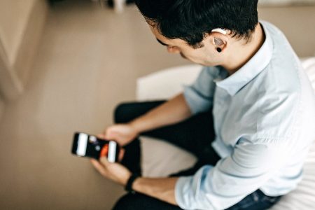 Ποιες λύσεις φέρνει η τεχνητή νοημοσύνη στα άτομα με προβλήματα ακοής