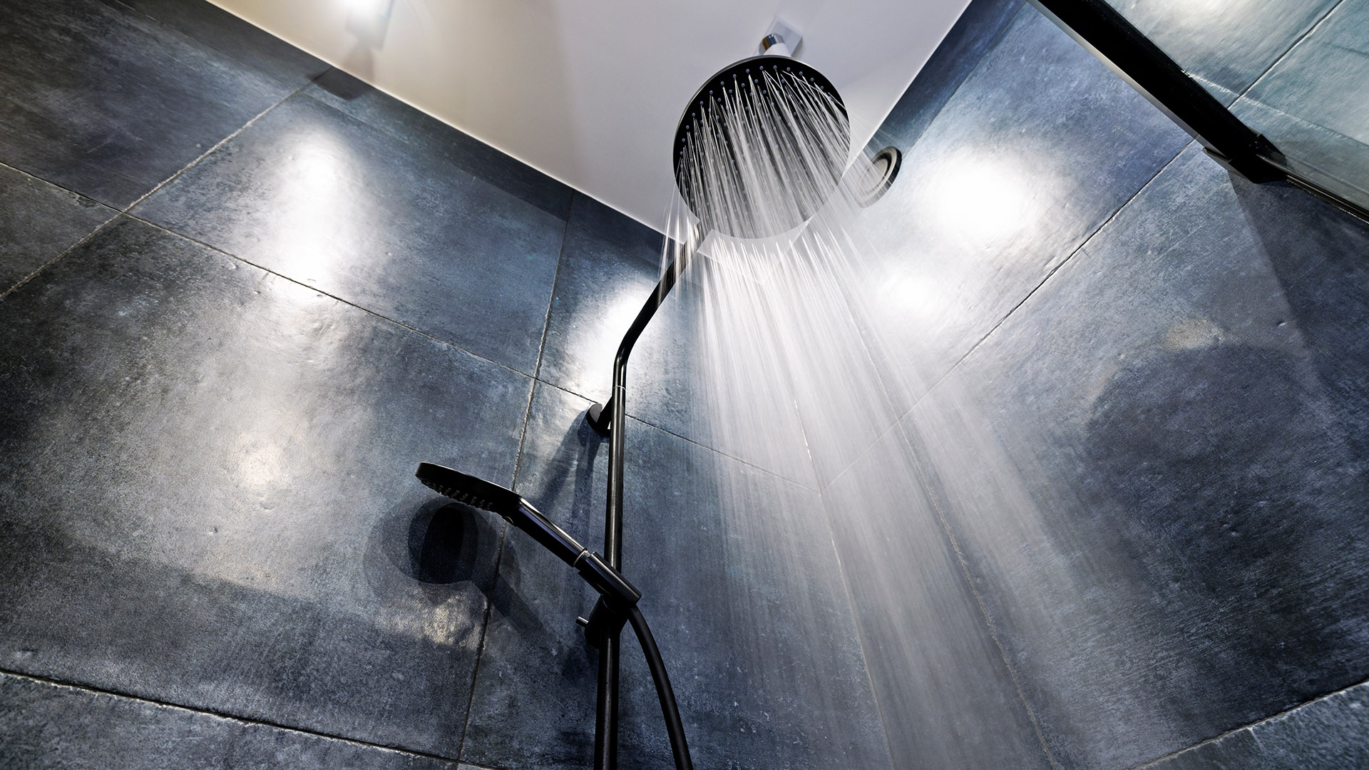 Ντους με φως ή στο σκοτάδι για καλύτερο ύπνο;