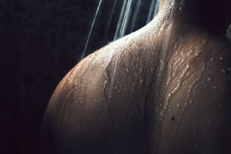 Ντους με φως ή στο σκοτάδι για καλύτερο ύπνο;