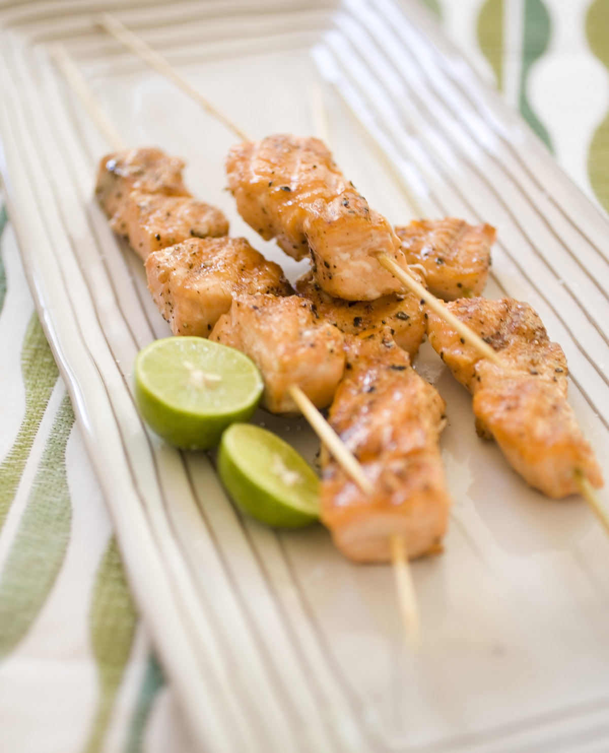 Aφήνουμε ή αφαιρούμε την πέτσα από τον σολομό, πριν τον μαγειρέψουμε;