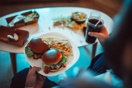 5 συνήθειες που αυξάνουν τον κίνδυνο για καρκίνο παχέος εντέρου