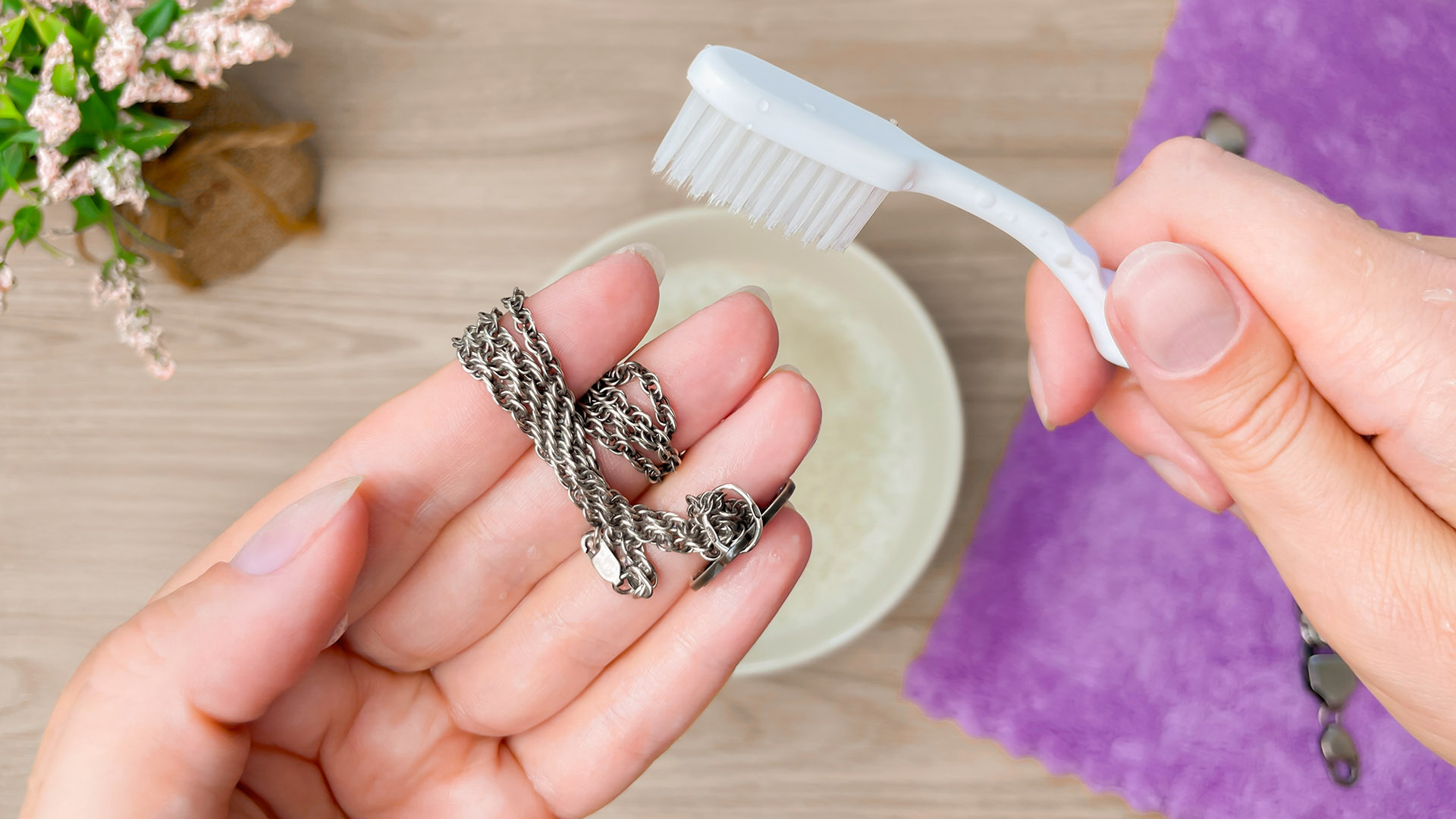 Πώς καθαρίζουν τα κοσμήματα;