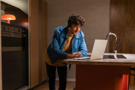 Μια αγαπημένη σου συνήθεια στη δουλειά δεν σε βοηθά – και μάλλον σε κουράζει