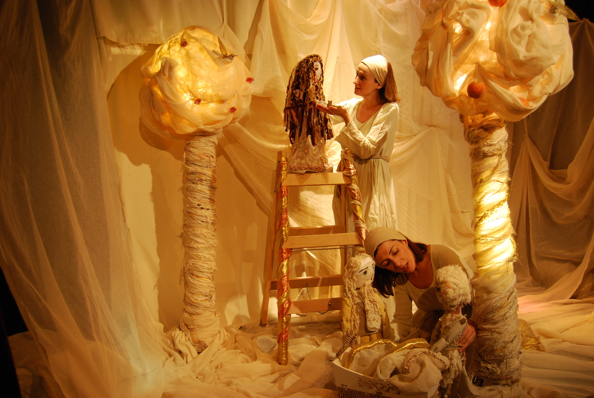 Παραμυθοχώρα: Γνωρίσαμε την ομάδα που σύστησε στα παιδιά μας το κουκλοθέατρο