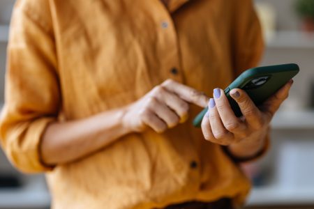 Μήπως η επιφανειακή ανάγνωση στις οθόνες μάς κάνει πιο χαζούς και ασύνδετους;