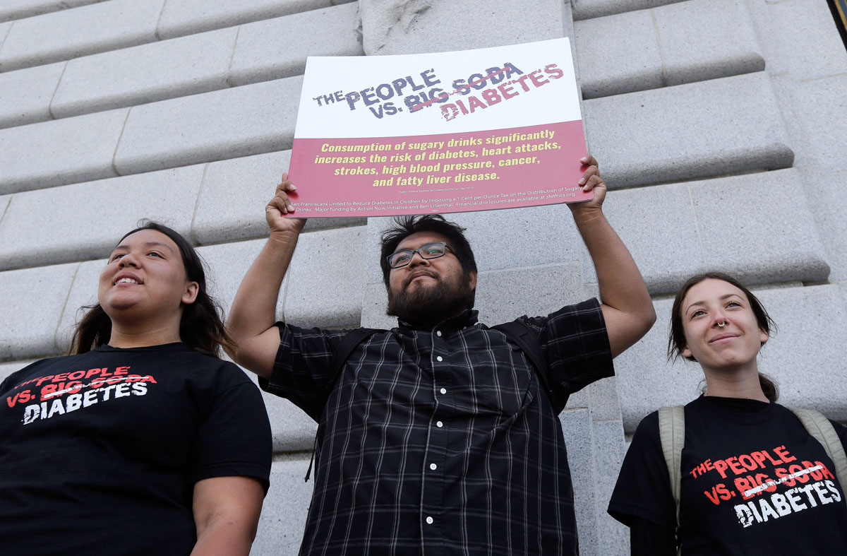 Mπορούν oι φόροι στα ζαχαρούχα ποτά να περιορίσουν την κατανάλωση ζάχαρης και κατ’ επέκταση την παχυσαρκία; Τι δείχνει η νέα παγκόσμια έκθεση του ΠΟΥ και τι ισχύει για την Ελλάδα.