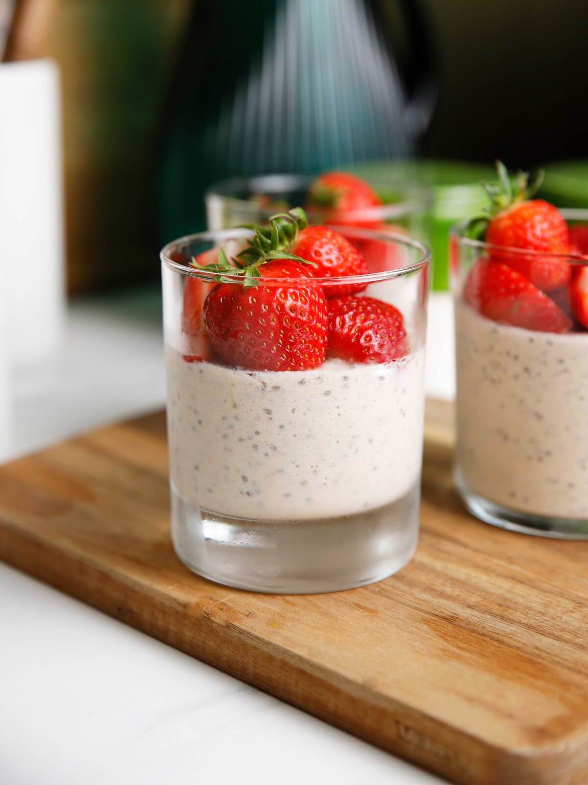 πουτίγκα chia με μάνγκο και φράουλες