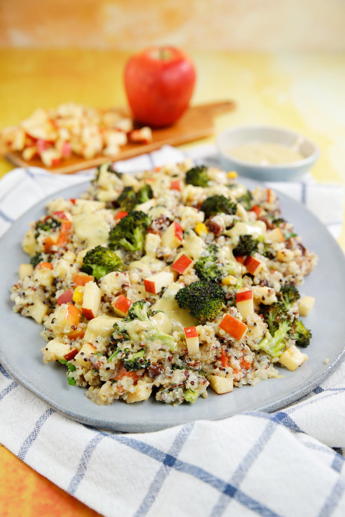 Σαλάτα με κινόα με ρεβίθια, μπρόκολο και μήλο