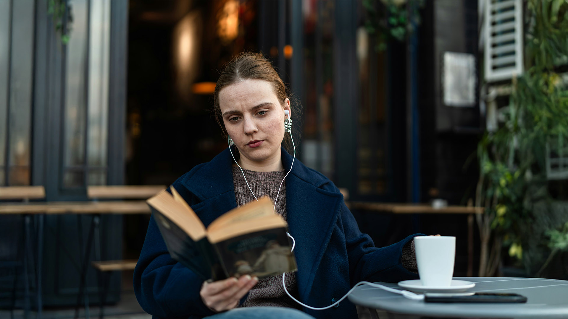 Μια αγαπημένη σου συνήθεια στη δουλειά δεν σε βοηθά – και μάλλον σε κουράζει