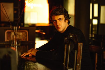 Δημήτρης Καπουράνης: «Με κυνηγάει το φάντασμα της αποδοχής»