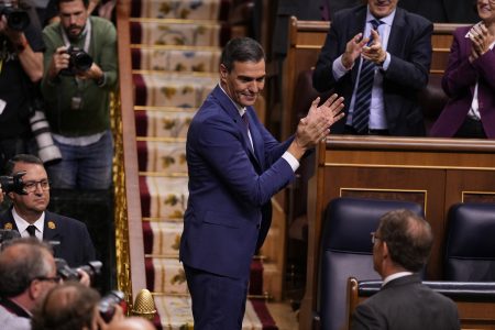Το τολμηρό «πείραμα ανθρωπιάς» της Ισπανίας σε μια Ευρώπη που χτίζει φράχτες