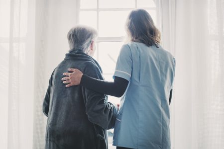 Ανακουφιστική φροντίδα: Ποιους αφορά και τι περιλαμβάνει στην πράξη