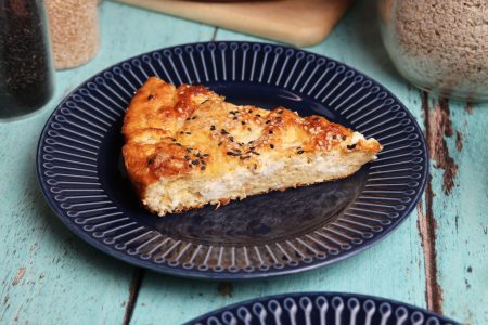 Εύκολη πρωτεϊνική τυρόπιτα στο μπλέντερ με cottage και βρώμη