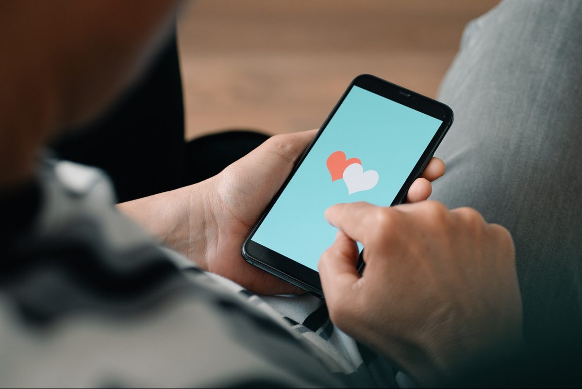 Έχεις αναρωτηθεί τι συμβαίνει όταν χρησιμοποιείς εφαρμογές γνωριμιών;