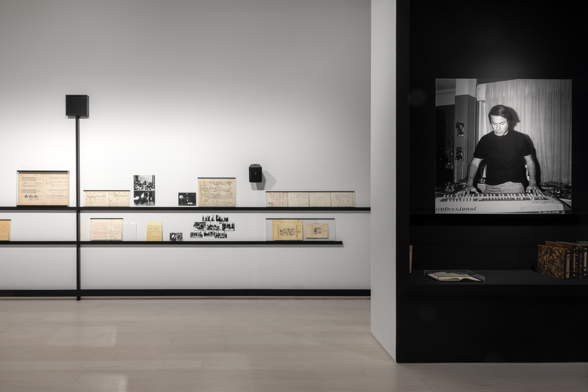 Η νέα έκθεση του ΕΜΣΤ τιμά τρεις πρωτοποριακούς Έλληνες καλλιτέχνες των 70s που αξίζει να γνωρίσεις