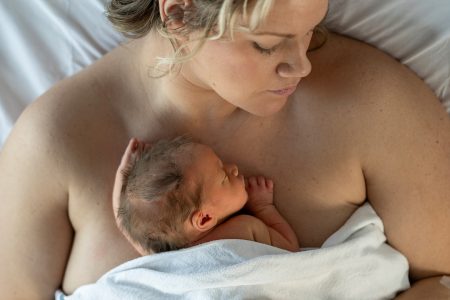 Ατοπική δερματίτιδα: Μήπως «φταίει» η μαμά σου;