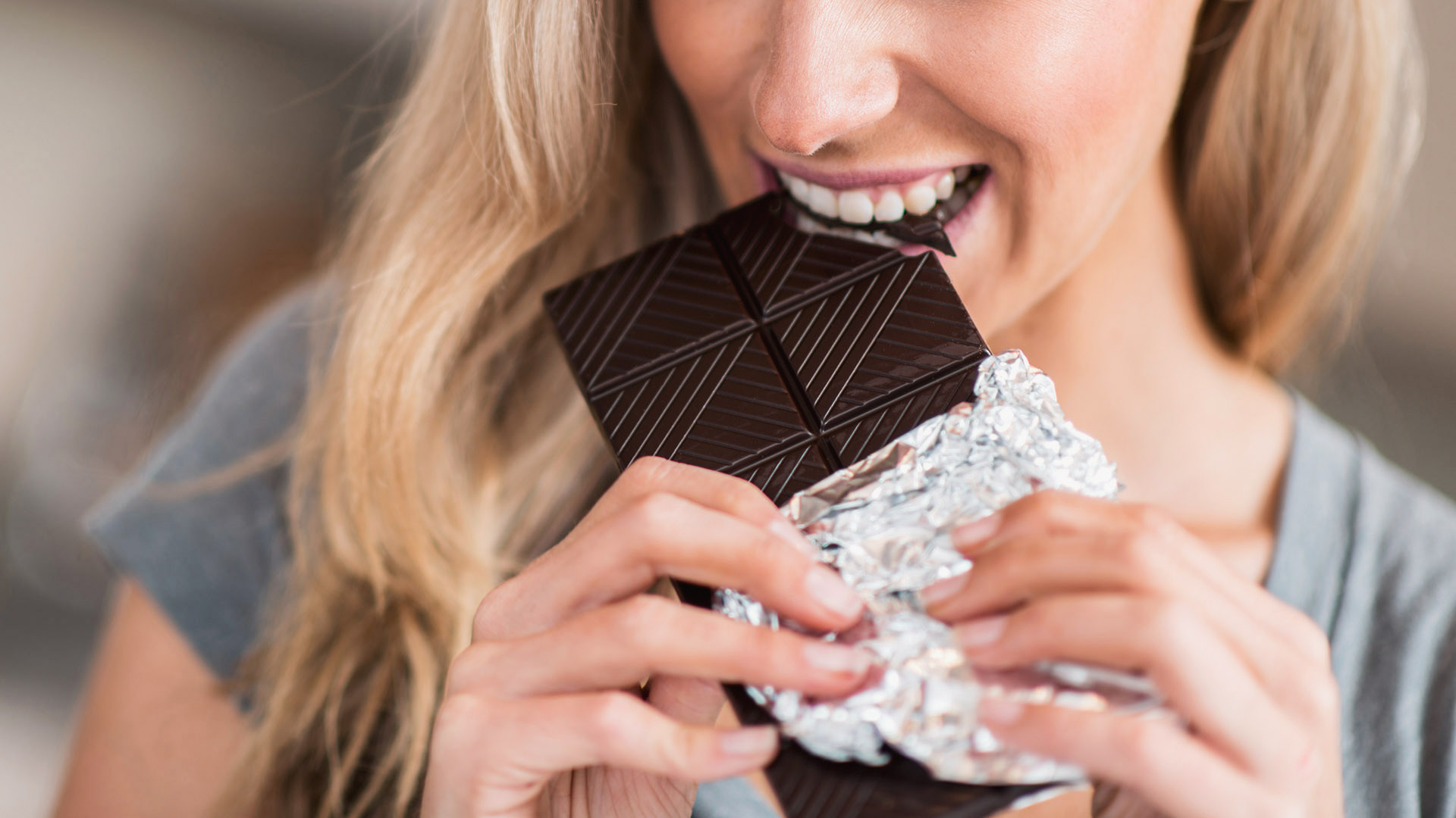 9 σοβαροί λόγοι να επιλέγεις τη μαύρη σοκολάτα