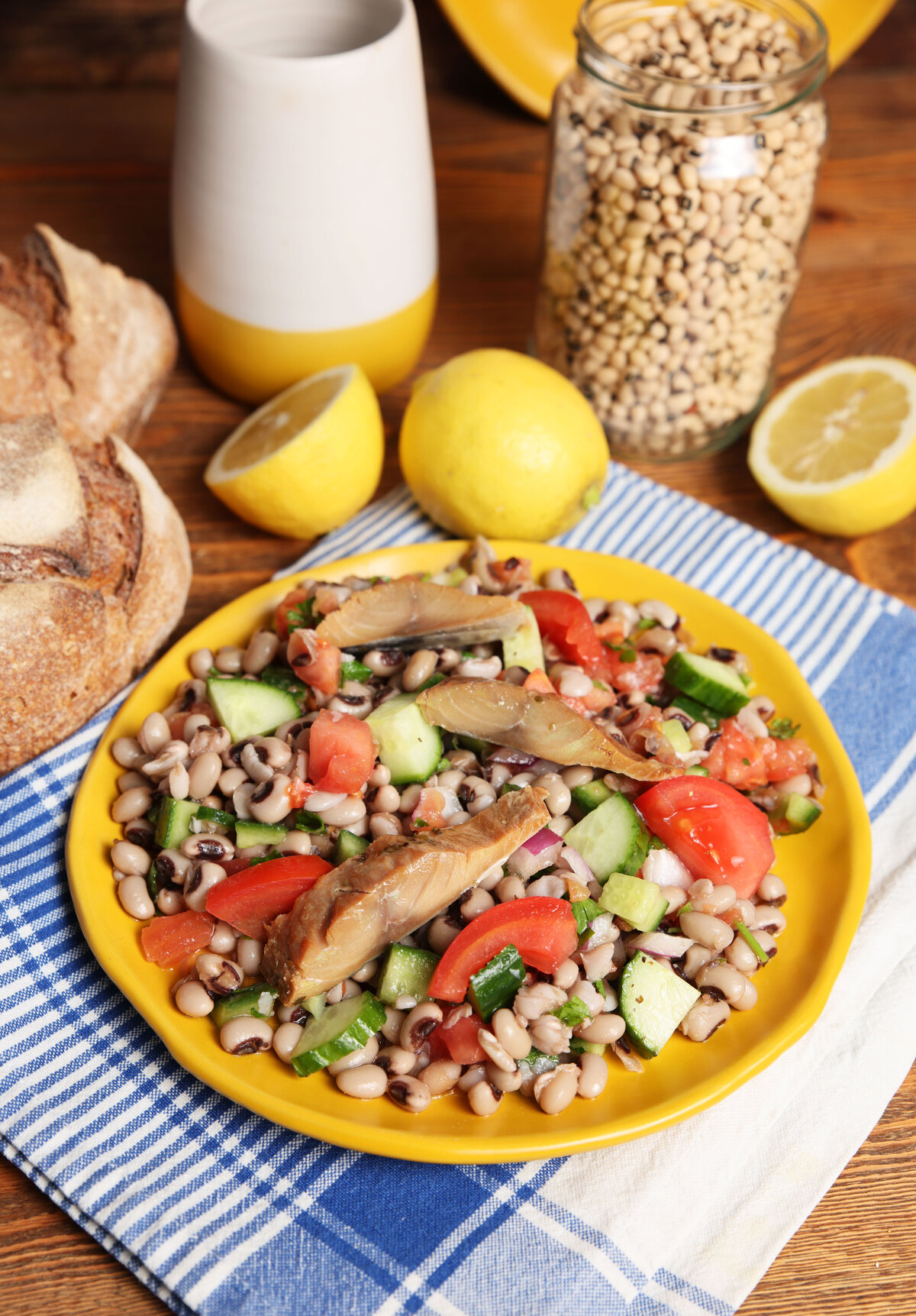 Σαλάτα με μαυρομάτικα και καπνιστό σκουμπρί που απογειώνει τη γεύση