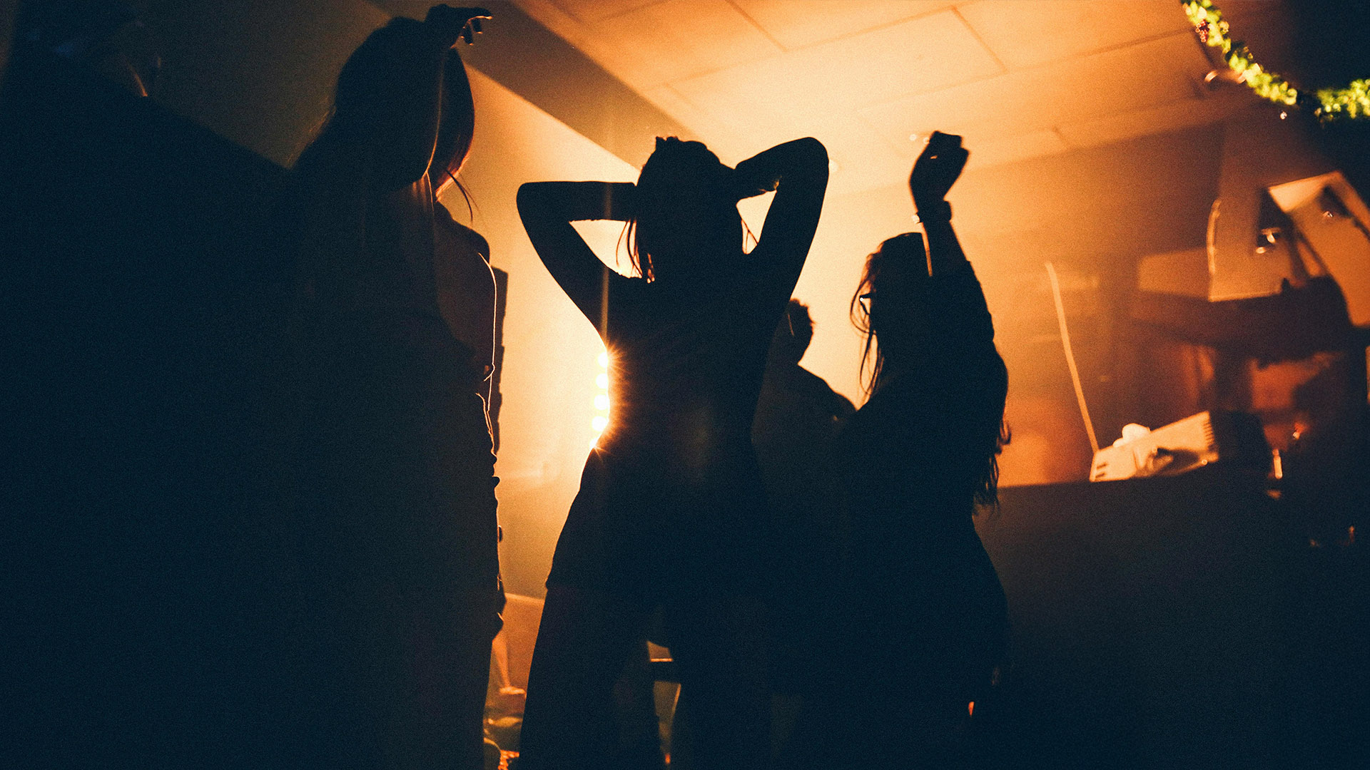 Μάνα (και) raver: Η ηλεκτρονική μουσική χαρίζει ευεξία στις 40άρες