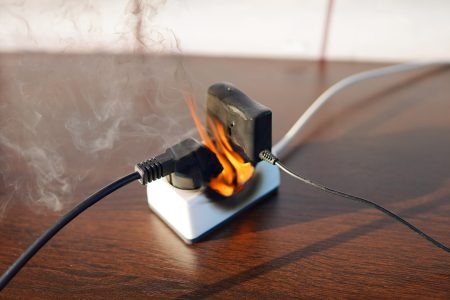 Αν χρησιμοποιείς πολύμπριζο έτσι, ρισκάρεις χωρίς να το ξέρεις