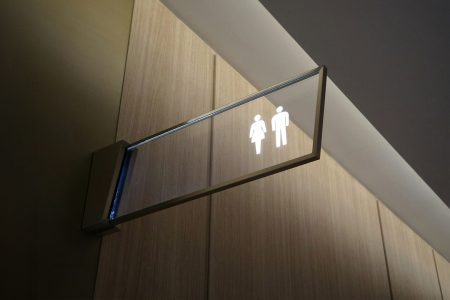 Ο σωστός τρόπος να κάθεσαι σε δημόσια τουαλέτα