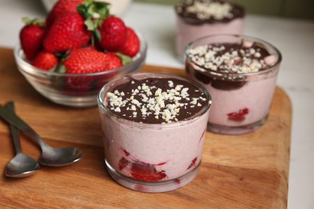 Creamy overnight oats με φράουλες και σοκολάτα: Σαν cheesecake σε ποτήρι