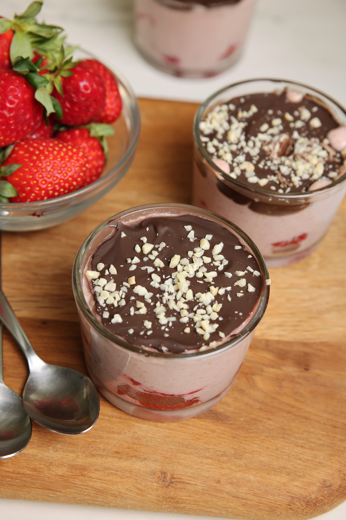creamy overnight oats με φράουλες και σοκολάτα