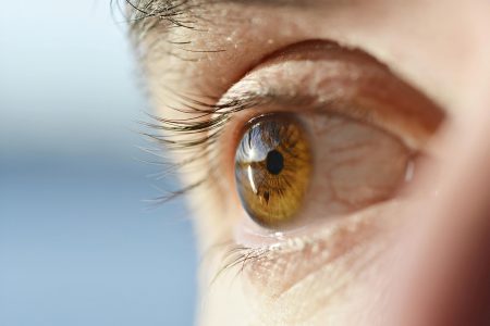 Βλέπεις «μυγάκια» στα μάτια; Πότε πρέπει να πας σε οφθαλμίατρο