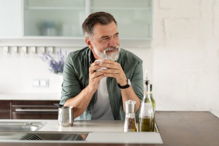 Σου έπεσε βαρύ το βραδινό; Τι να πιεις για να μειώσεις τη δυσπεψία