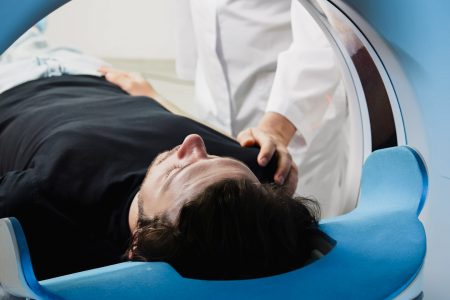 Ποιοι είναι οι 11 τύποι καρκίνου που εμφανίζονται όλο και πιο συχνά στους νέους – τι λένε οι ειδικοί