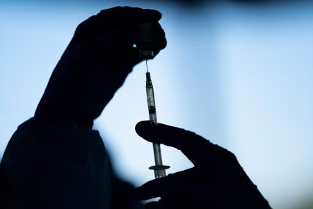 Τι κρύβεται πίσω από την απόκρυψη μελετών για τα εμβόλια COVID-19