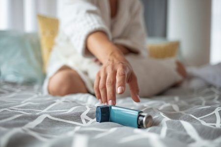 7+1 πράγματα που δεν ήξερες ότι επιδεινώνουν το άσθμα σου