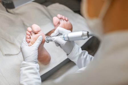 Πότε ένα πρόβλημα στα πόδια χρειάζεται ποδολόγο και όχι πεντικιούρ