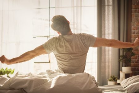 3 απλές κινήσεις που πρέπει να κάνουν οι 50+ μόλις ξυπνήσουν