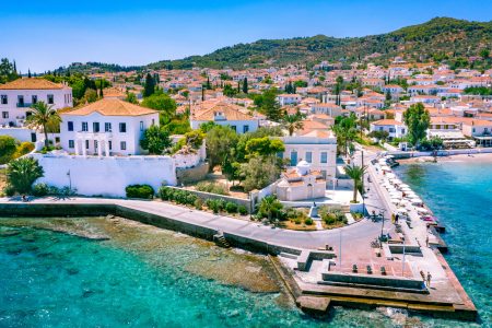 Σπέτσες και Αίγινα: μικρά μυστικά από δύο… ντόπιες