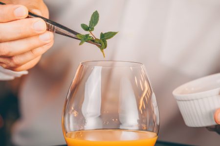 5 αρωματικά φυτά ιδανικά για τα καλοκαιρινά σου κοκτέϊλ