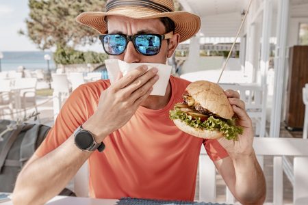 Γιατί αυξάνονται τόσο πολύ οι τροφικές δηλητηριάσεις το καλοκαίρι;