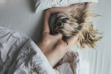 Γιατί δεν μπορείς να κοιμηθείς χωρίς σκέπασμα ούτε το καλοκαίρι; Μια ενδιαφέρουσα ερμηνεία