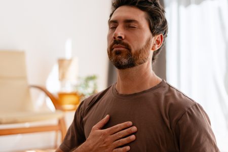 Δασκάλα διαλογισμού προτείνει 6 tips για ήρεμο μυαλό σε λιγότερο από 1′