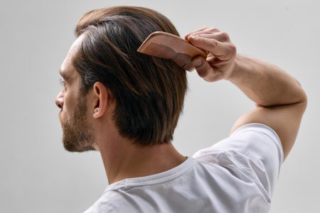 Τριχόπτωση το καλοκαίρι: 4 κινήσεις που προστατεύουν τα ανδρικά μαλλιά