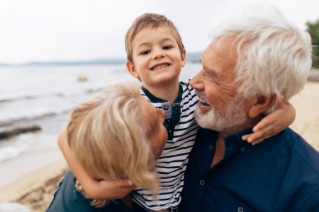 Το μυστικό για ψυχικά ανθεκτικά παιδιά κρύβεται στον παππού και τη γιαγιά