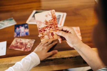 Τι μαρτυρούν οι παλιές φωτογραφίες των γονιών μας